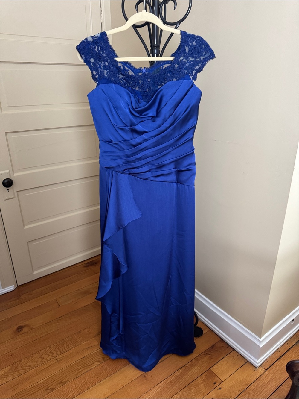 Elegant Royal Blue Lace-Trim Maxi Dress